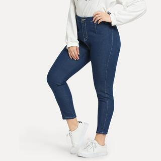 Облкгающие джинсы размера плюс