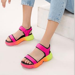 Двухцветные сандалии с открытым носком на липучке