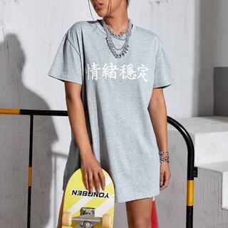 Длинная футболка с принтом китайских иероглифов